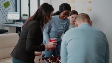 İşten sonra langırt masasında oynayan bir grup meslektaş