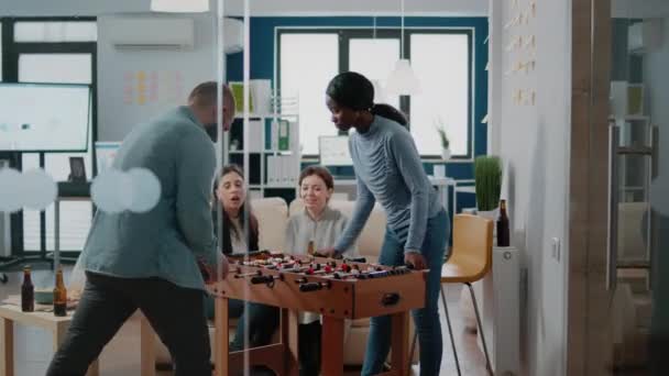 Frustrierter Mann verliert Tischkicker-Spiel mit Spaß nach der Arbeit — Stockvideo