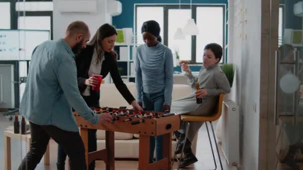 Diverso equipo de compañeros disfrutando del juego en la mesa de futbolín — Vídeo de stock