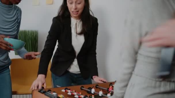 Primer plano de la triste mujer perdiendo el juego en la mesa de futbolín — Vídeo de stock