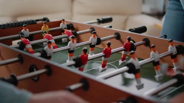Primer plano de los compañeros de trabajo utilizando la mesa de juego de futbolín para la diversión — Vídeo de stock