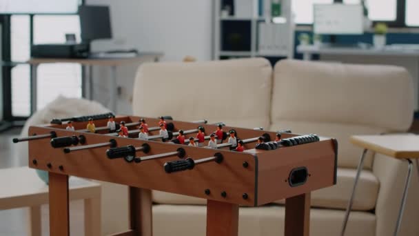 Primer plano de la mesa de futbolín para jugar juego de fútbol divertirse — Vídeo de stock
