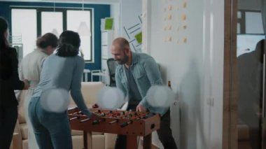 Afro-Amerikalı kadın langırt oyununda erkeği dövüyor.