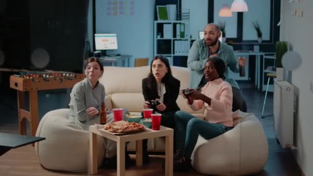 Šťastní kolegové hrají videohry na konzoli televize — Stock video