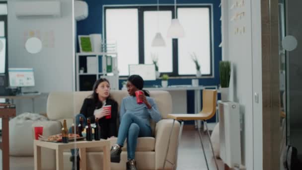 Munkatársak élvezik a szabadidőt munka után irodai székkel — Stock videók