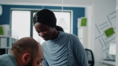 Oyun oynayan Afro-Amerikan kadınlarına yakın çekim