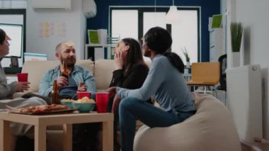 Tahmin etmek için sessiz sinema oynayan çok ırklı bir grup işçi.