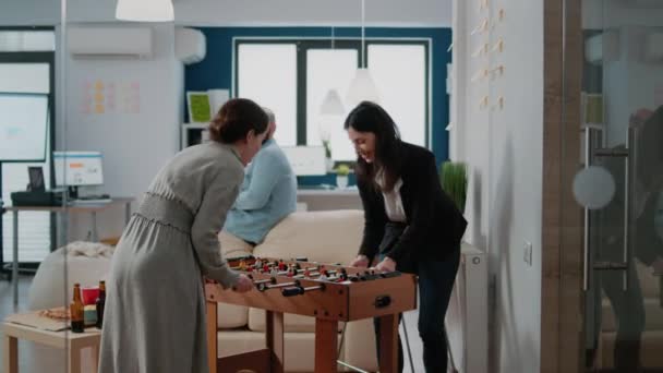 Nők játszanak csocsó játék asztal szórakozni munka után — Stock videók