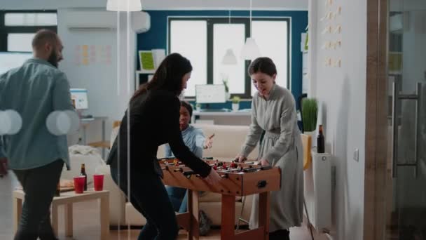 Ділові люди грають у фосбол за столом, щоб розважитися — стокове відео