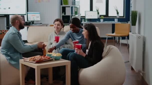 Multi etnikai csoport az emberek élvezik a sört és a pizzát, hogy jól érezzék magukat — Stock videók