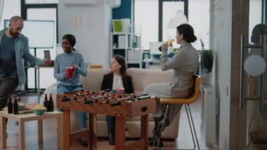 Erkek langırt masasında kadınla futbol oynuyor.