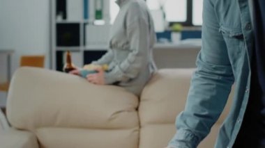 İşten sonra yanında cips ve bira şişesiyle kadın portresi.