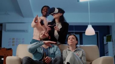 Video oyunlarında VR gözlükleri ve denetleyicisiyle kaybeden kadın
