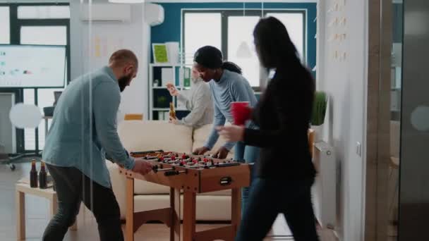 Homme et femme jouant au football à la table de baby-foot — Video