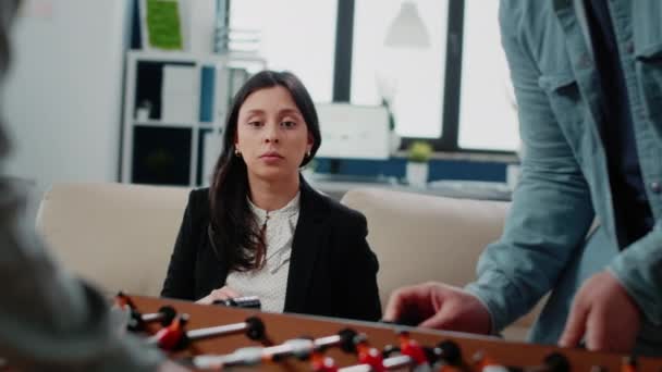 Портрет бізнес-леді, дивлячись на ігровий стіл — стокове відео