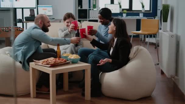 Diverse groepen werknemers die kopjes en flesjes bier klappen — Stockvideo