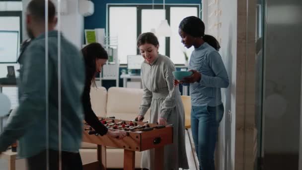 Multietničtí spolupracovníci hrát hru s foosball tabulky — Stock video