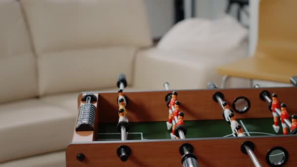 Κοντινό πλάνο του παιχνιδιού ποδοσφαίρου στο ποδοσφαιράκι για να διασκεδάσετε με το παιχνίδι — Αρχείο Βίντεο