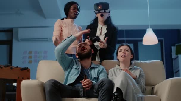 Kadın video oyunlarını VR gözlükleri ve joystick ile kaybediyor — Stok video