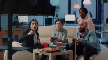 Neşeli insanlar joysticklerle video oyunları kazanıyor.