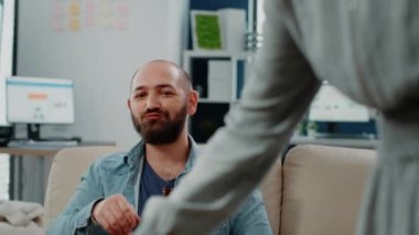 Şişeden bira içen ve boş vakitlerin tadını çıkaran bir adamın portresi.