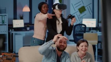 Meslektaşlar video oyunlarını VR gözlükleri ve joystick ile seviyorlar