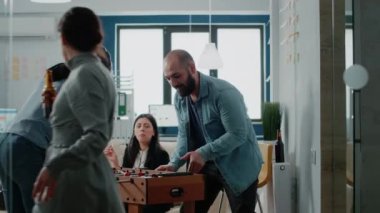 Langırt masasında oynayan çok ırklı meslektaşlar