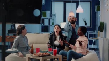 Kızgın kadın işten sonra TV konsolunda video oyunu kaybediyor.