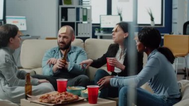 Çeşitli iş arkadaşları yapışkan notlarla sessiz sinema oynuyorlar.