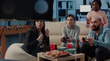 İş arkadaşları joysticklerle video oyunu oynuyor ve kaybediyor