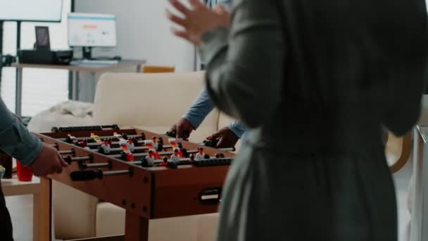 Multi compañeros étnicos jugando al fútbol en la mesa de futbolín — Vídeos de Stock