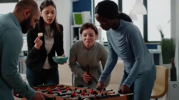 仕事の後にサッカーテーブルでサッカーゲームを失う女性 — ストック動画