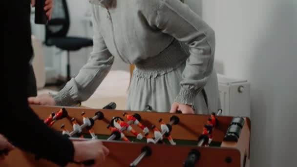 Közelkép a nő nyerő játék csocsó asztal — Stock videók
