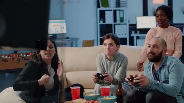 Multiethnische Gruppe von Arbeitskollegen, die Videospiele spielen — Stockvideo