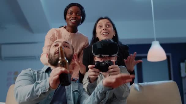 Kobieta z okularami VR i kontrolerem przegrywającym w grach wideo — Wideo stockowe