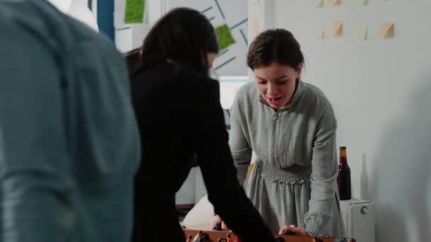 Mulheres se divertindo enquanto joga com mesa de matraquilhos no escritório — Vídeo de Stock