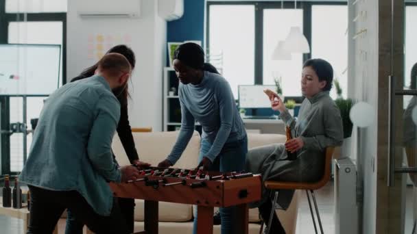 Kollégák fociznak a csocsóasztalnál — Stock videók