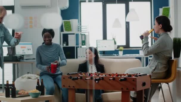 アフリカ系アメリカ人女性遊びますサッカーテーブルで男と — ストック動画