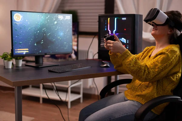 Geconcentreerde gamer speler vrouw met virtual reality bril met gaming joystick — Stockfoto