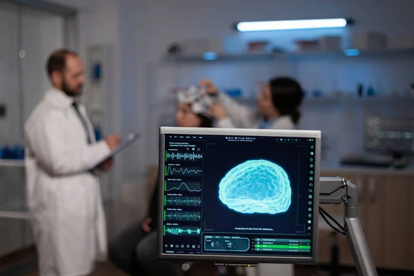 Övervaka med hjärnaktivitet på skärmen i neurologiskt medicinskt laboratorium — Stockfoto
