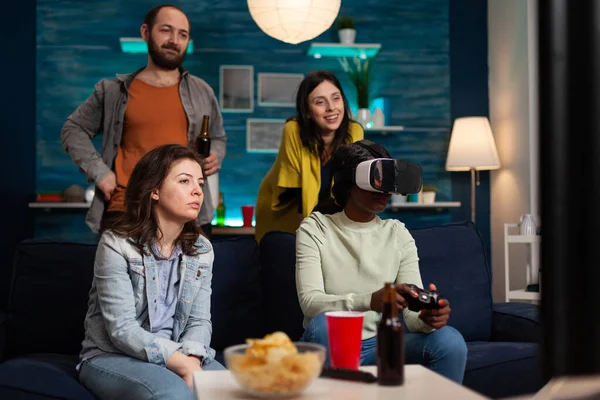 Afrikaanse amerikaanse speler vrouw met virtual reality headset spelen videogames met behulp van joystick — Stockfoto