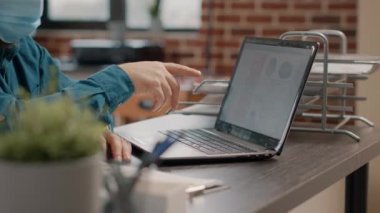 Dizüstü bilgisayar ve çizelge dosyalarıyla çalışan çalışanları kapat