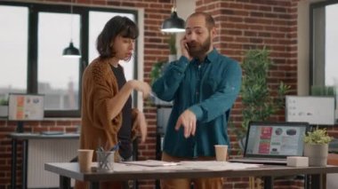Adam telefonda müdürle iş hakkında konuşuyor.