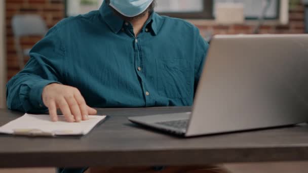 Close up de homem de negócios com máscara facial usando laptop — Vídeo de Stock