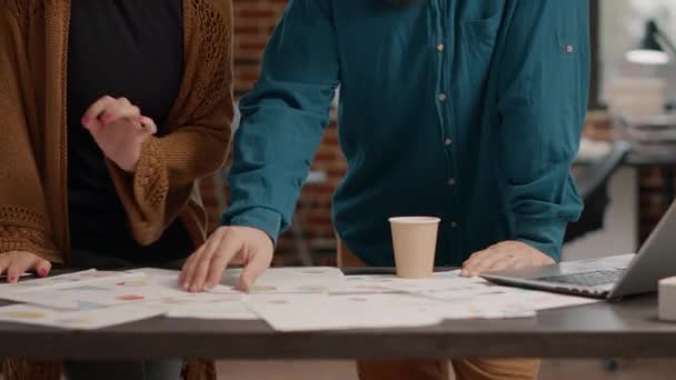 Man och kvinna brainstorming idéer och titta på hastighet diagram — Stockvideo