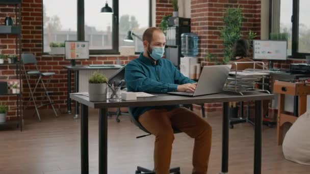 Porträtt av entreprenör bär ansiktsmask på kontoret jobb — Stockvideo