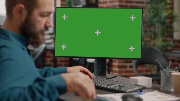 Zbliżenie człowiek działa na poziome zielony ekran w biurko — Wideo stockowe