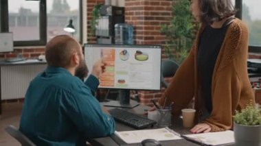 Veri hızı grafikleriyle monitöre bakan çalışma arkadaşları