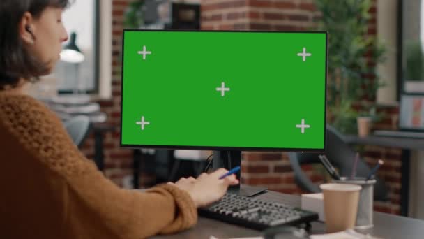 Primer plano del empleado que utiliza el ordenador con pantalla verde — Vídeo de stock