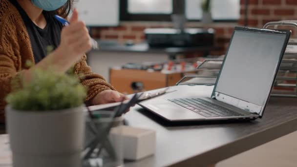 Close-up van medewerkers die werken met laptop en documenten — Stockvideo